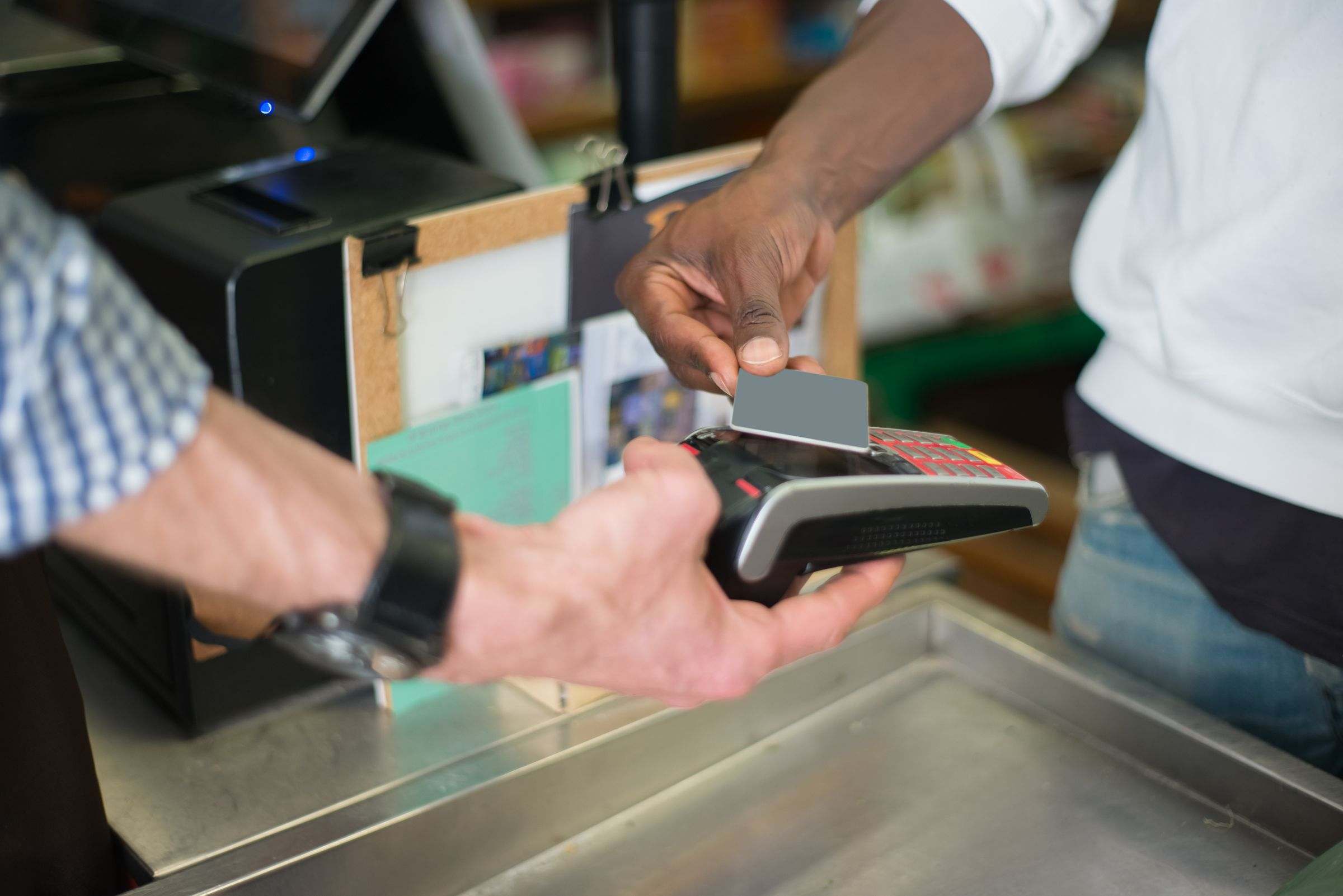 Una persona paga con tarjeta en una terminal