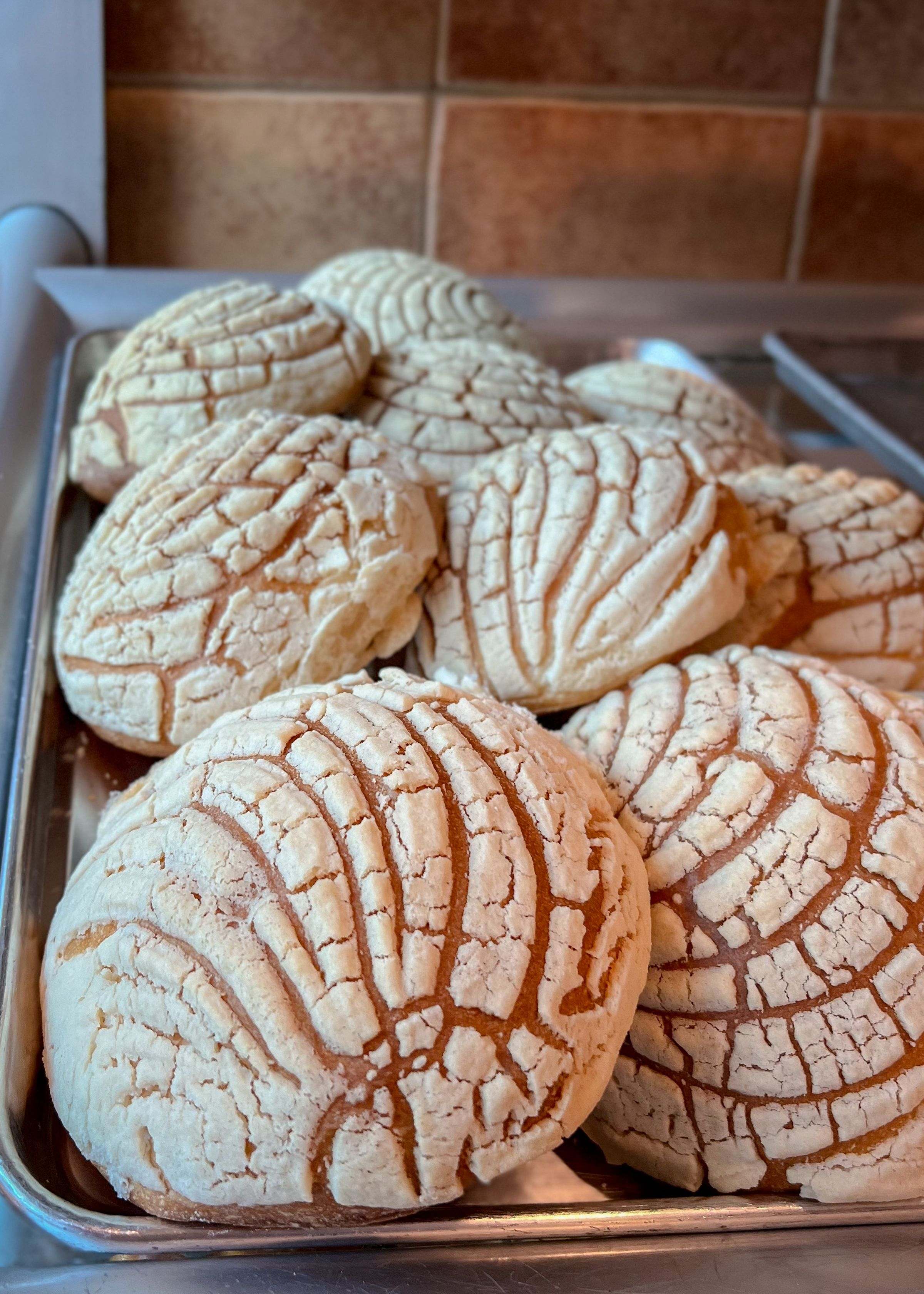 Conchas de vainilla recién horneadas en una charola