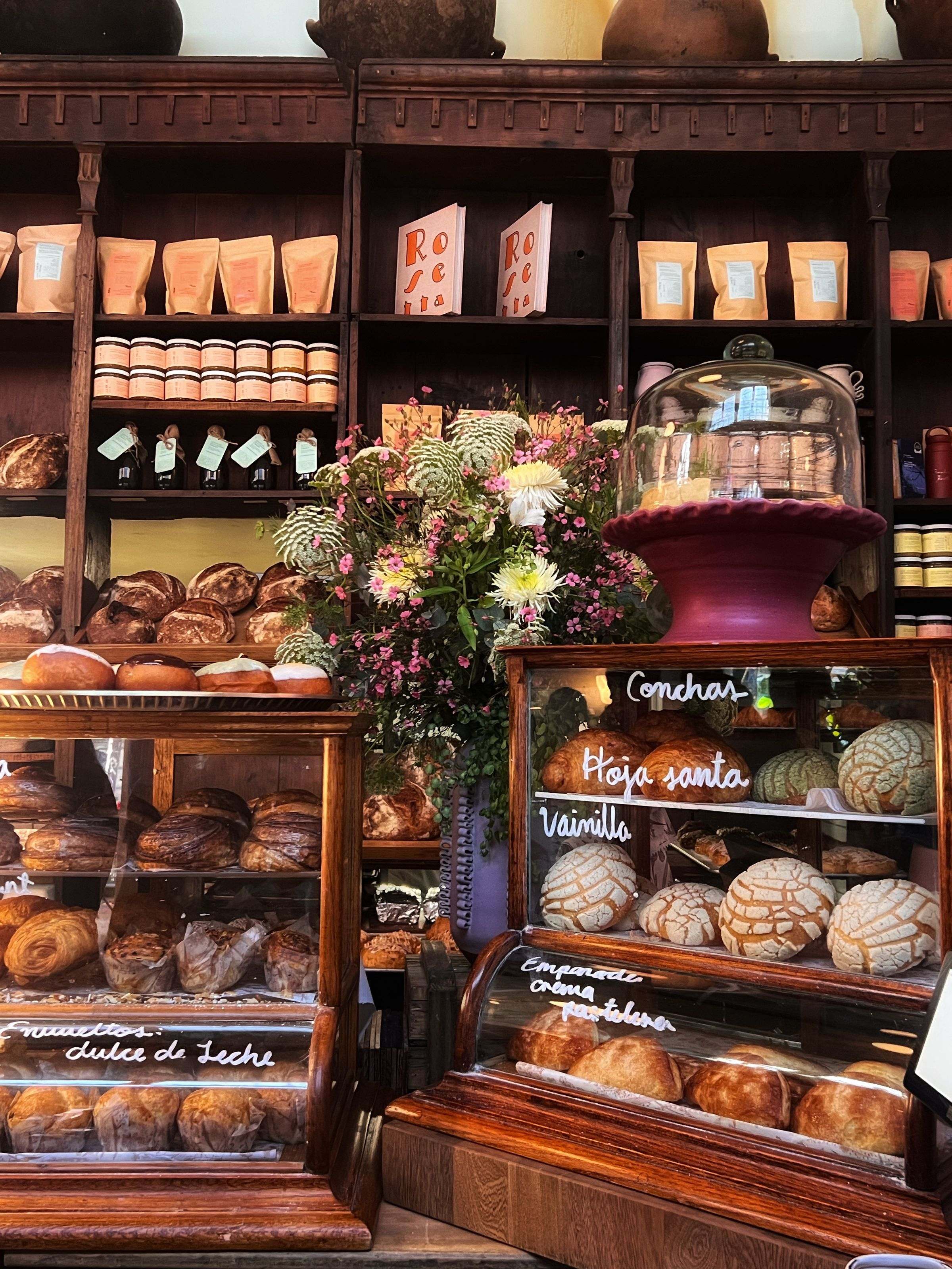 Pan dulce y flores en el mostrador de una panadería