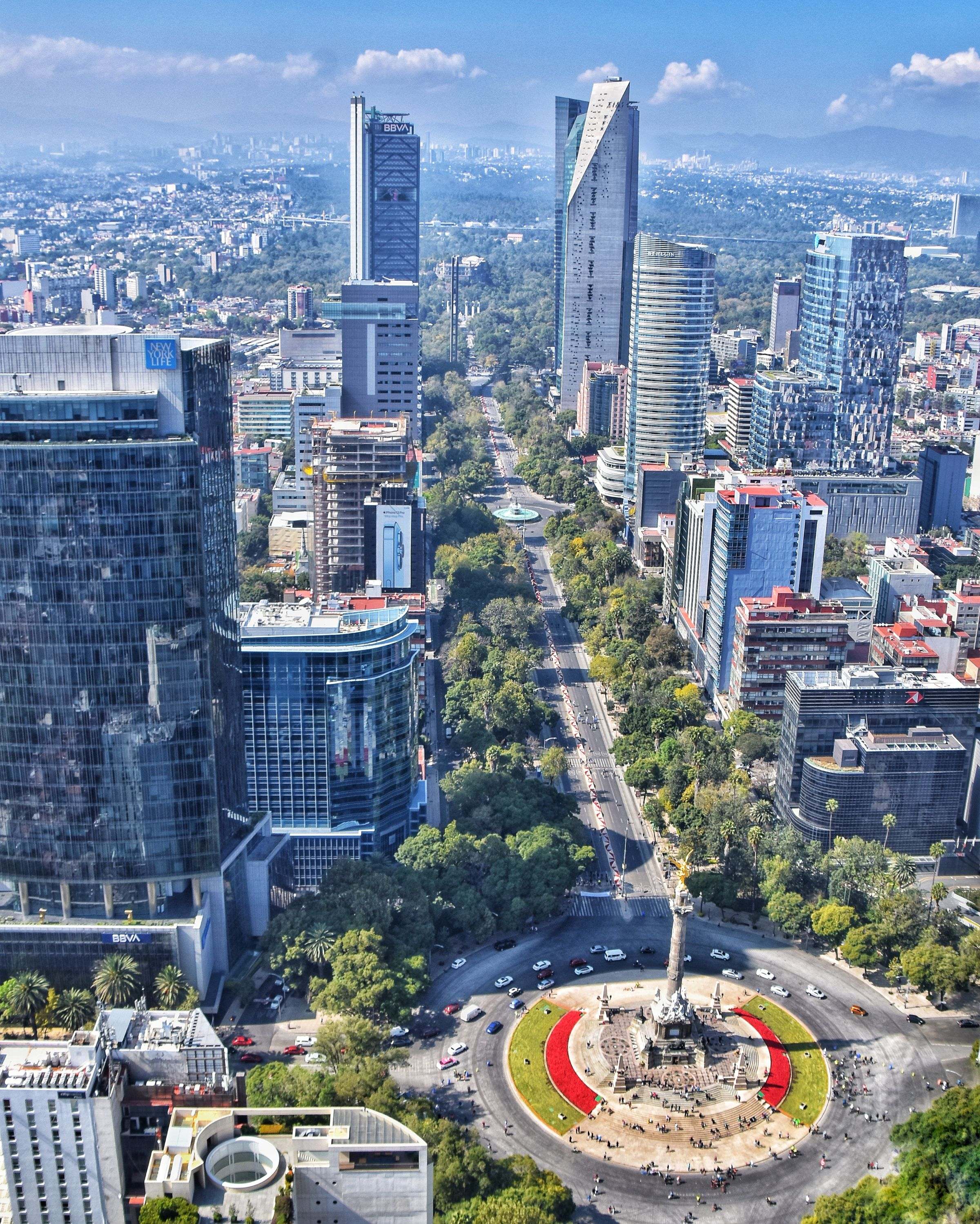 Vista aérea de Paseo de la Reforma y la glorieta del Ángel de la Independencia, en la Ciudad de México